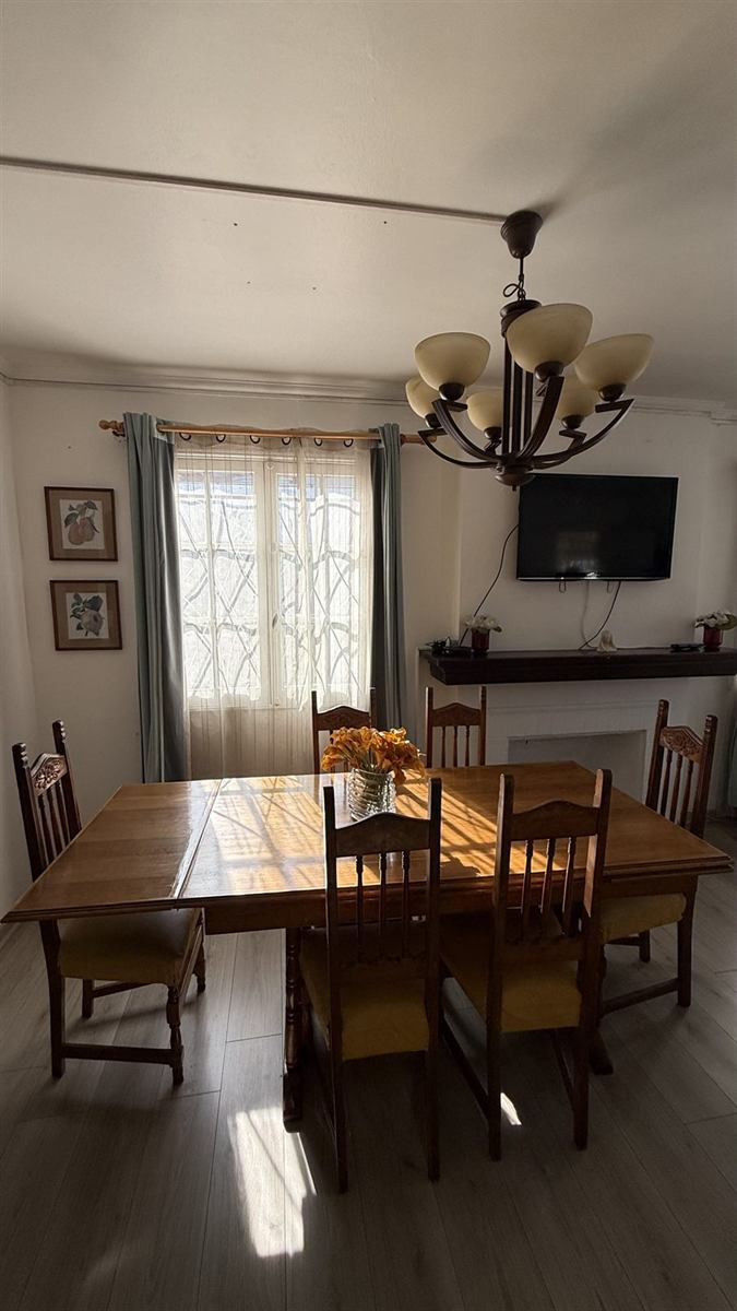 Comedor de Casa Menar con mesa de madera y luz natural