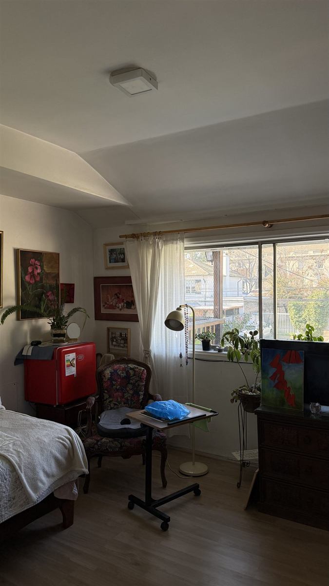Habitación de una residente con sus muebles, plantas y objetos personales