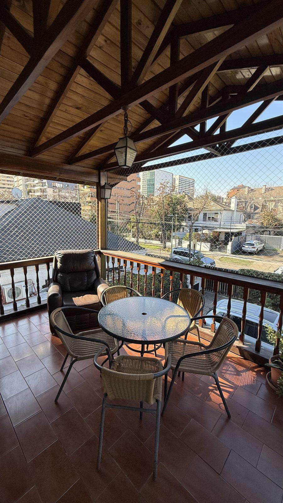 Terraza techada de Casa Menar con vista al barrio y mesa para compartir